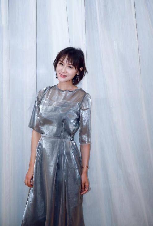 身材 叶一茜真够“阔太”气质范，短发配纯色系连衣裙魅力十足，真高级