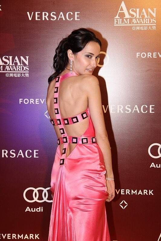 服装 吴彦祖的模特妻子不愧是外国人,感觉还挺开放的,背面好撩人