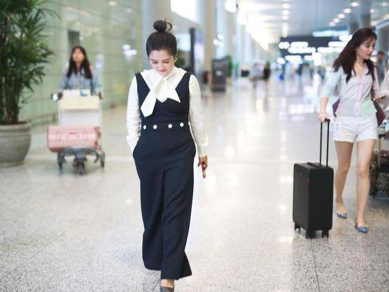 高跟鞋 辣妈何洁越来越洋气了！白衬衫配连体裤简约利落，精致时髦