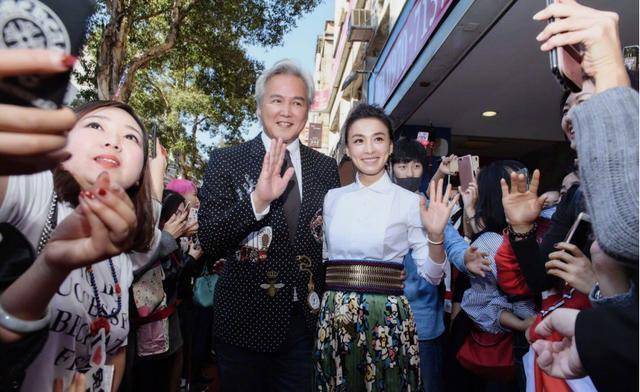 身材 张庭真是不老女神,穿白色上衣搭配半身裙简约优雅,高级减龄