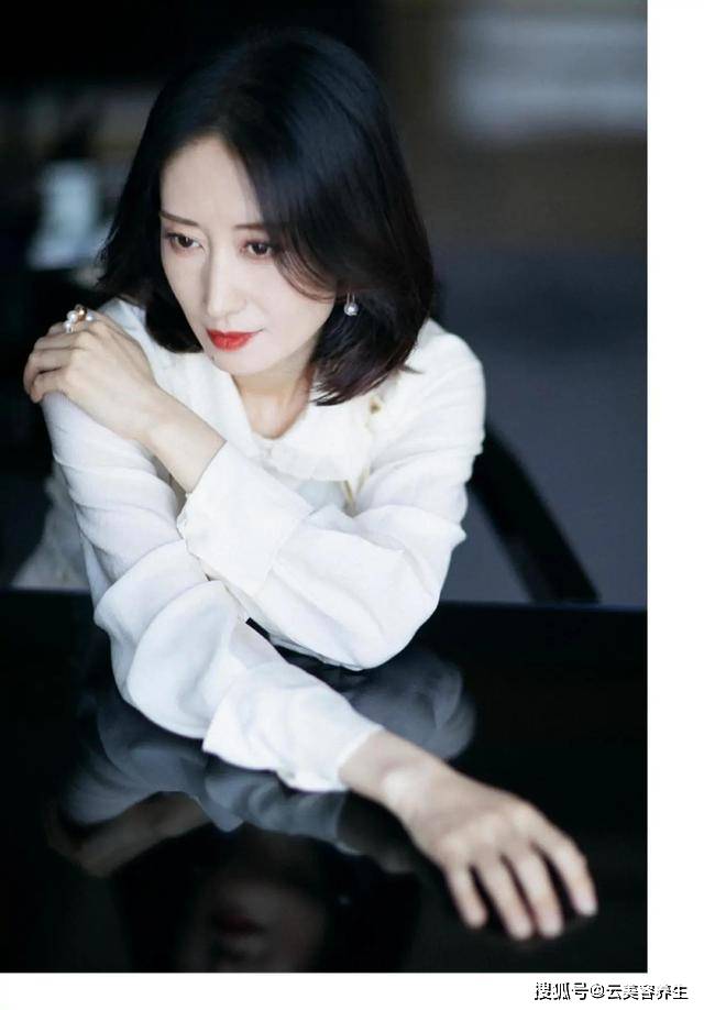 展现 刘敏涛面白唇红很贵气,“自己买冰激凌”很酷,自信独立是王道