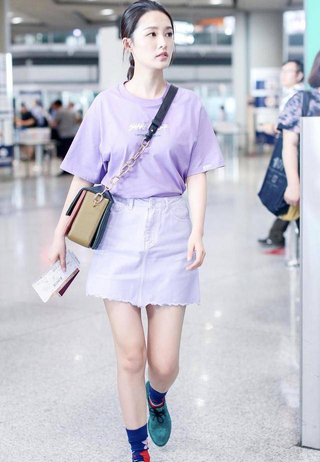 香芋 李沁的“少女感”绝了，香芋紫T恤配半身裙清新俏皮，甜美温柔