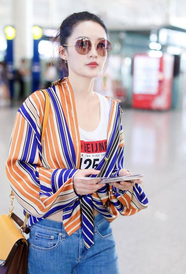 香芋 李沁的“少女感”绝了，香芋紫T恤配半身裙清新俏皮，甜美温柔