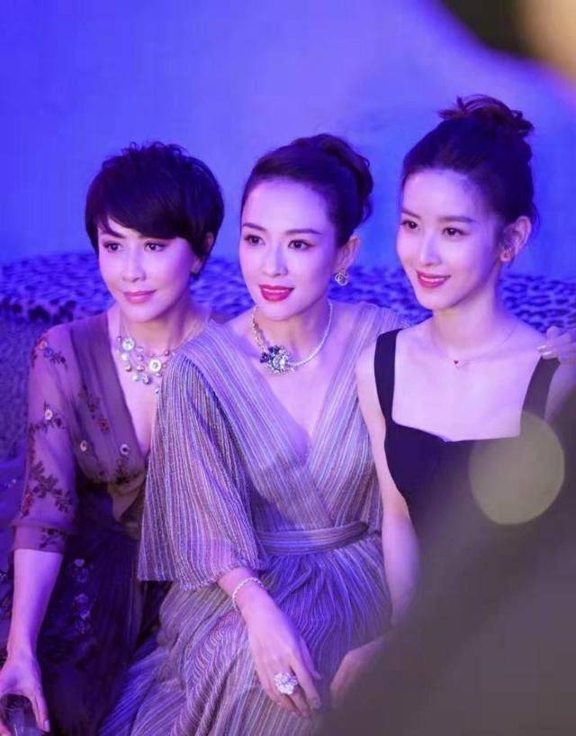 场合 章子怡同框“奶茶妹妹”，穿礼裙气质一目了然，一个端庄一个清纯