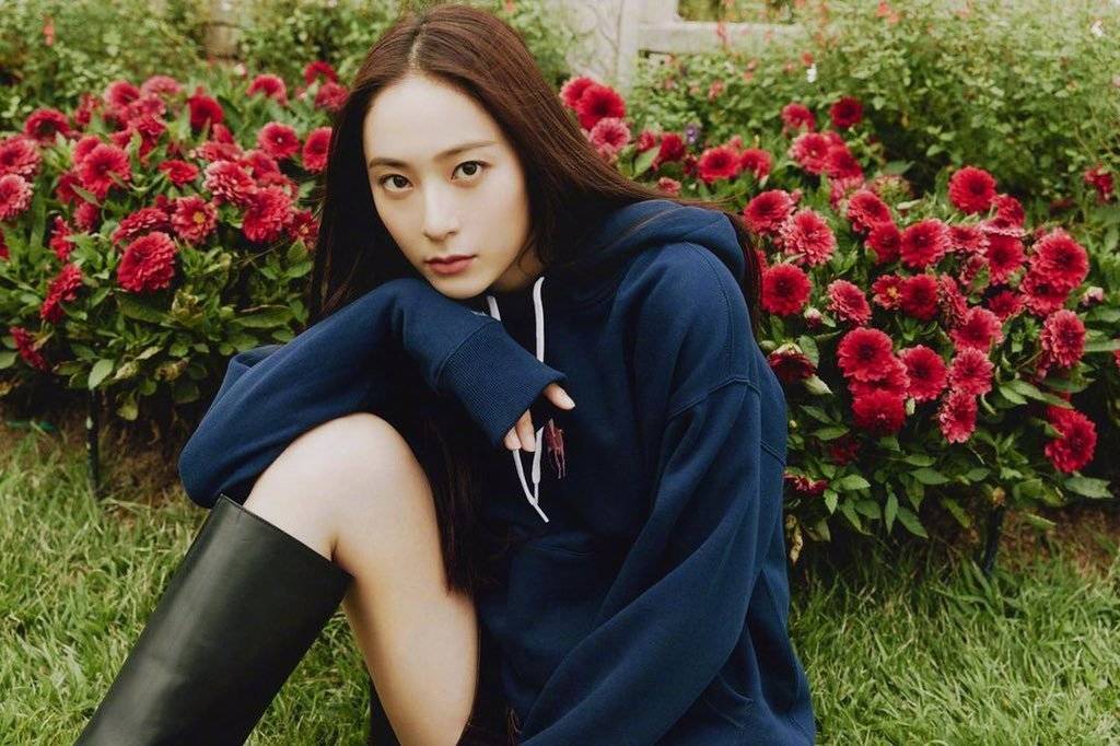 黑色 卫衣怎么穿搭好看？angelababy、周雨彤3种搭配，普通卫衣变潮了