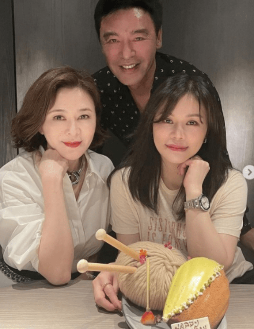 众星捧月 钟镇涛妻子庆生众星捧月，一家5口同框她穿衬衫稳坐C位，真幸福