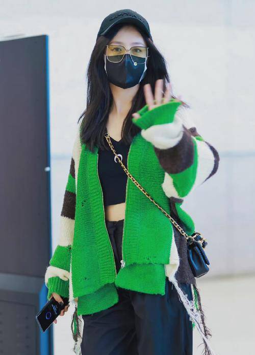 佟丽娅 佟丽娅也太有眼光了，看似“破旧”的针织衫，却成为最亮眼的服装