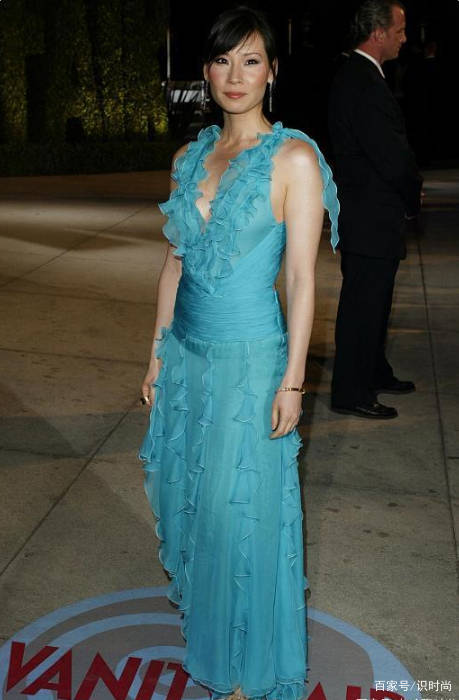 一身 刘玉玲现身国外活动，黝黑皮肤加上粗壮小腿，外国人的审美看不懂