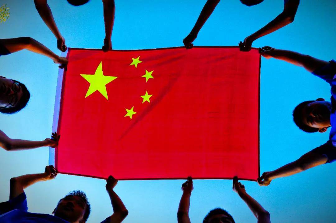 国旗合影,传递正能量 为祖国送祝福,致敬祖国 各个班级积极响应,创意