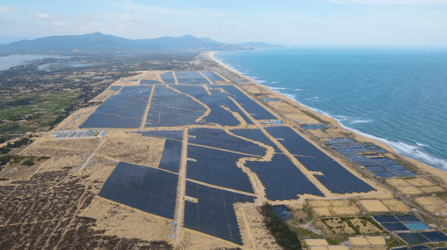 晶科能源|越南最大海滩光伏电站之一的Phu My项目127.6 MW高效组件组件由晶科能源