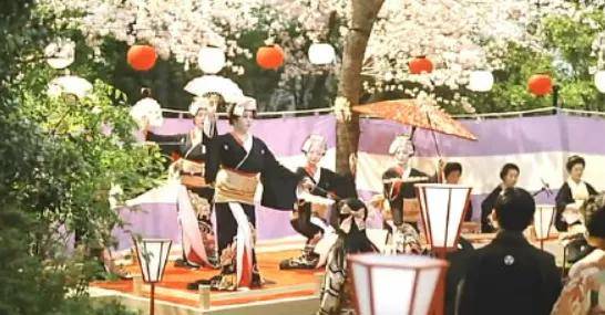 美学极具视觉冲击力的日式爆裂美学，肆意而浪漫