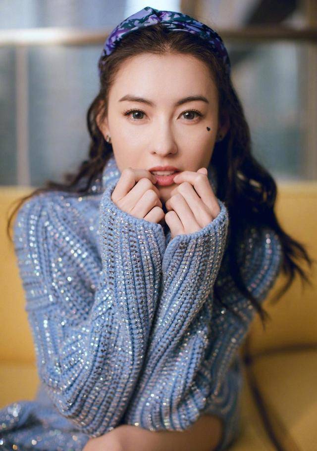 女神张柏芝才是真正“冻龄女神”，穿湖蓝毛衣配心形妆，40岁像20少女