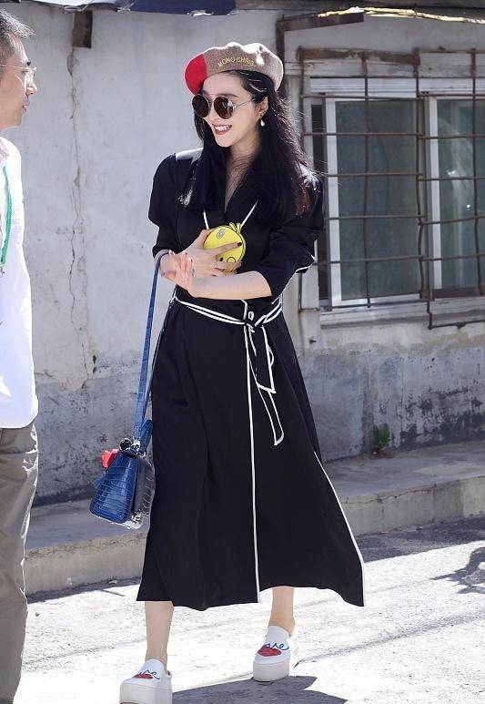 黑色 黄圣依穿上了粉嫩的裙子，气质不输范冰冰，两位美女太养眼了