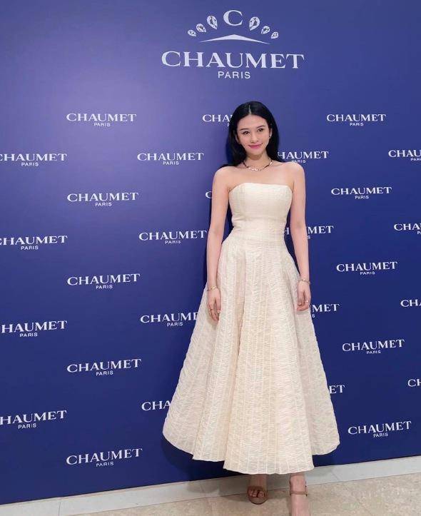 邱淑贞 邱淑贞大女儿太性感，穿低胸礼服秀苗条身形，气质不输妈妈当年