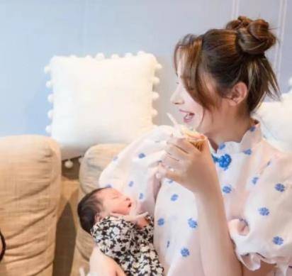 丹尼尔|麦迪娜为女儿庆满月，一家人打扮精致出镜，姜潮与女儿互动超宠溺