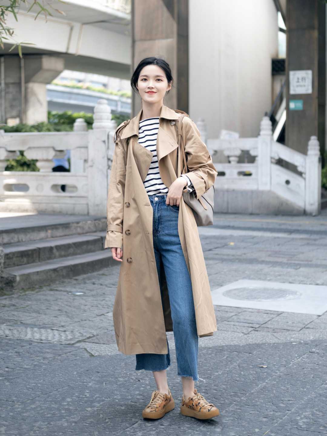 身材 风衣到底有多百搭？连帽卫衣、高领毛衣、衬衫都能配，高级洋气