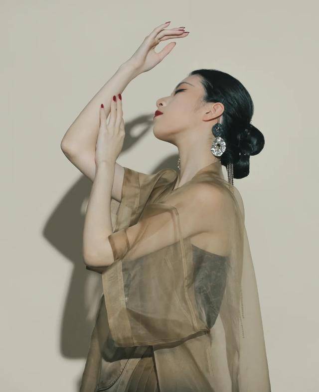 整体 汉服也可以看起来像“高定”，这样的汉服谁看了不喜欢呢？