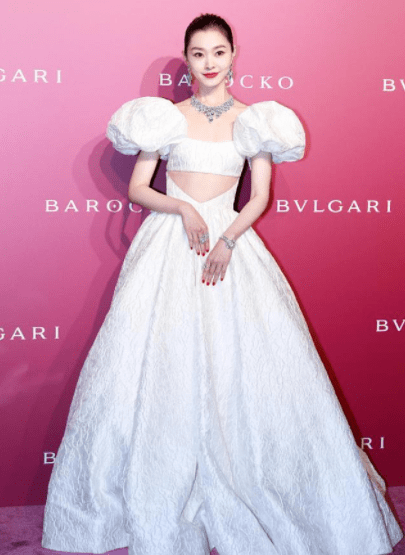 视觉 宋轶穿露脐装亮相，整个造型很唯美，“蚂蚁腰”太吸人眼球了