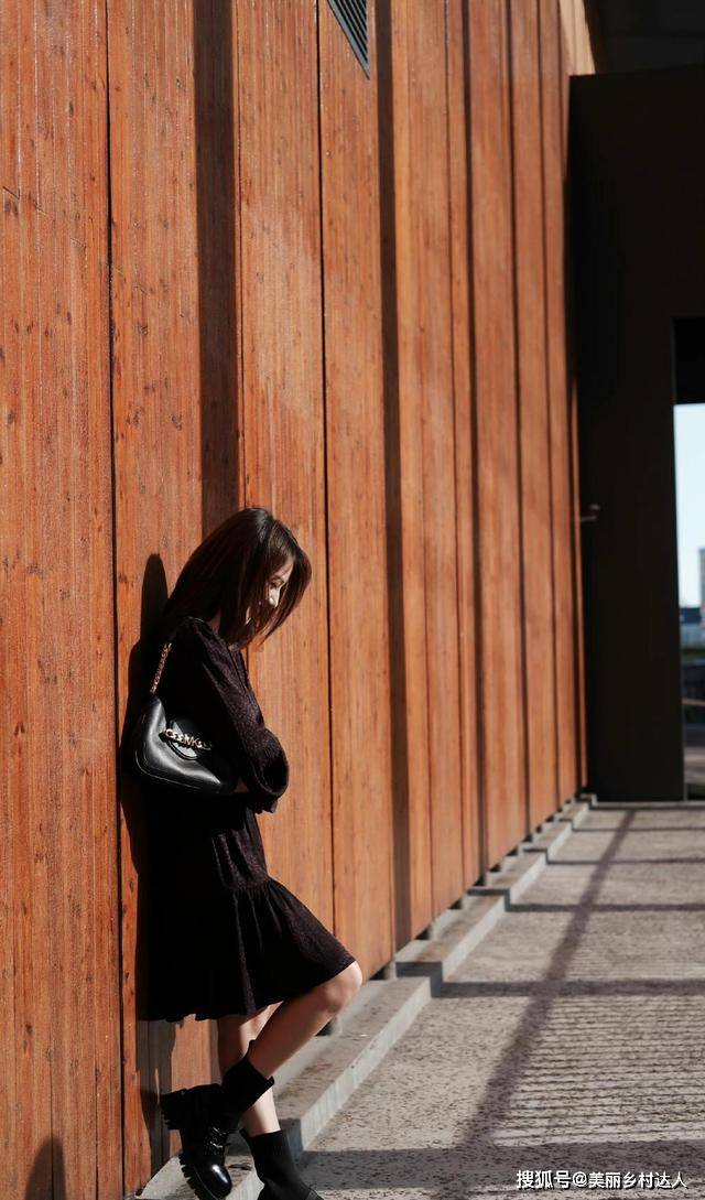 视觉 女神高圆圆短裙配短靴，青春又减龄，理解了男粉的“夺妻之恨”