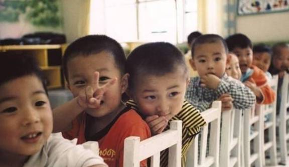 家长|女儿在幼儿园遭孤立，宝妈怒上门讨说法，老师：穿成这样谁和她玩