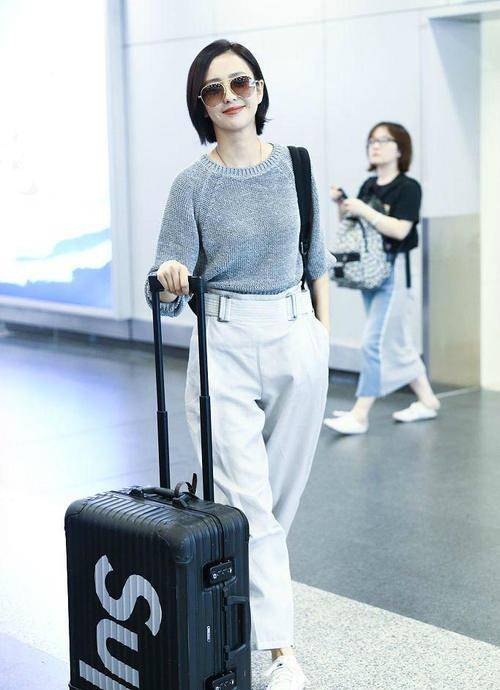 佟丽娅 佟丽娅也太有眼光了，看似“破旧”的针织衫，却成为最亮眼的服装