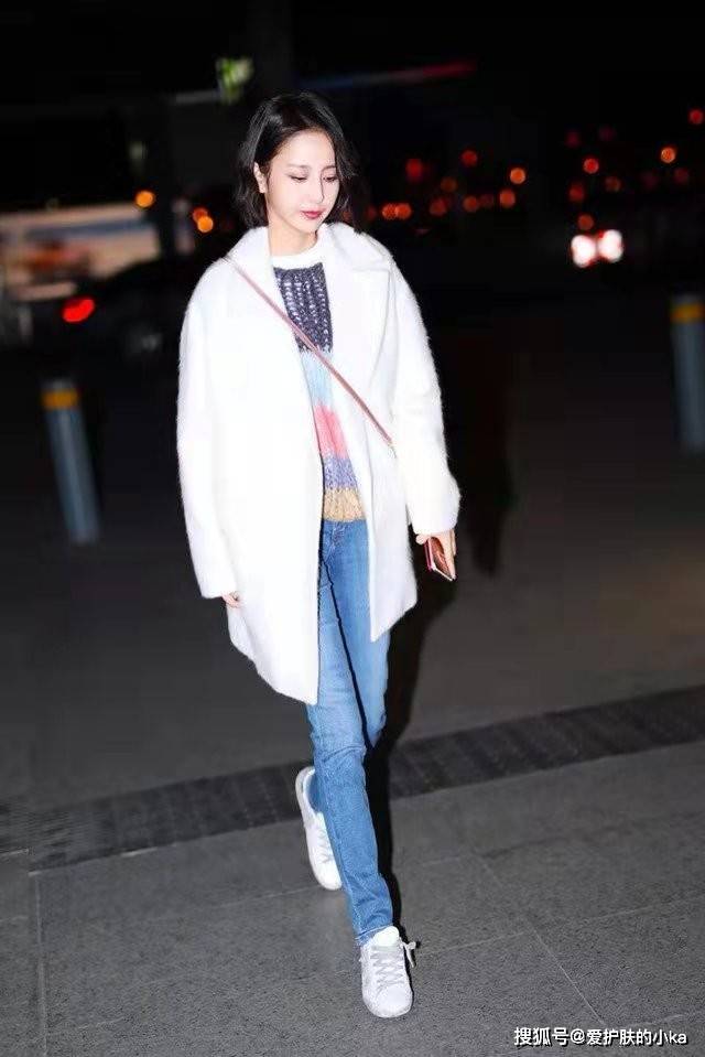 保暖性 佟丽娅短发好美,烫“大妈卷”也不显老气,穿深色大衣仍有少女感