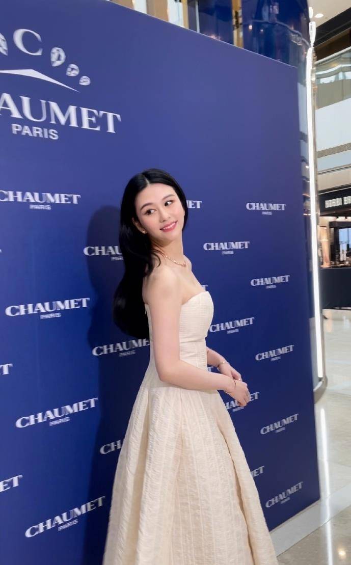 邱淑贞 邱淑贞大女儿太性感，穿低胸礼服秀苗条身形，气质不输妈妈当年