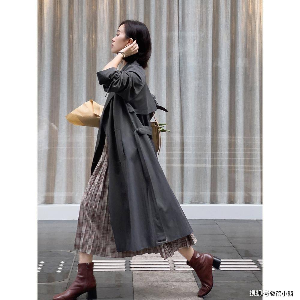 身材 秋天建议30+女性多穿“半身裙”，搭配毛衣、风衣，优雅又显气质