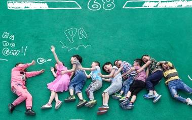 家长|幼儿园午睡,女幼师拍照后发家长群,家长看到后直接打电话责骂