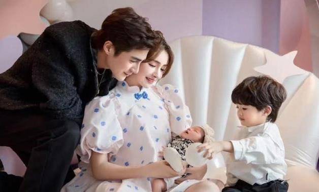 丹尼尔|麦迪娜为女儿庆满月，一家人打扮精致出镜，姜潮与女儿互动超宠溺