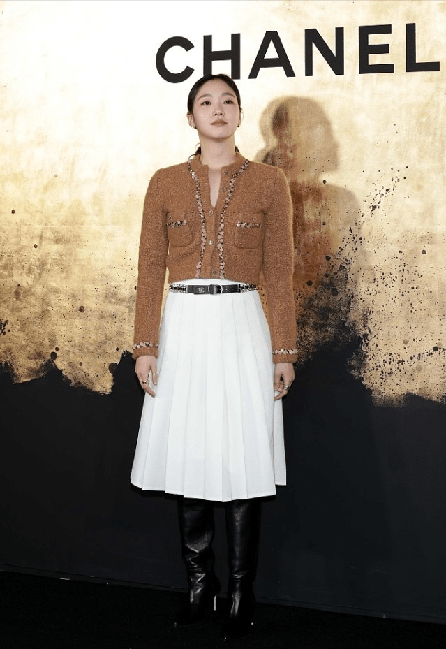 标准 金高银不是标准“韩美人”,但穿衣气质挺特别,针织衫穿出高级美