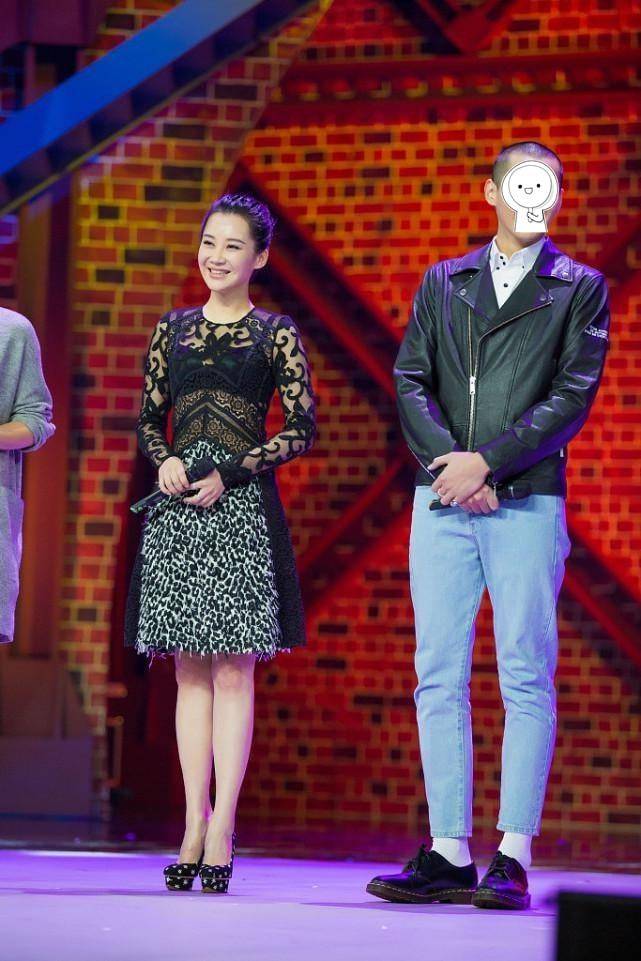 保养 许晴状态保养得好，穿蕾丝装透白嫩肤色，真该加个外套遮一遮