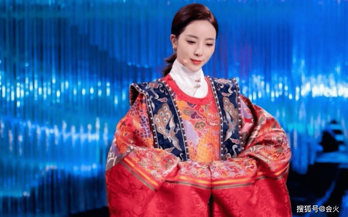 设计 李思思穿旗袍拍大片,紧身设计小蛮腰尽显,手拿扇子遮半边脸太唯美
