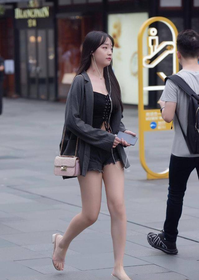 黑色 心思别致的瑜伽裤更显优雅大方的气质，美出了优雅感，还显年轻