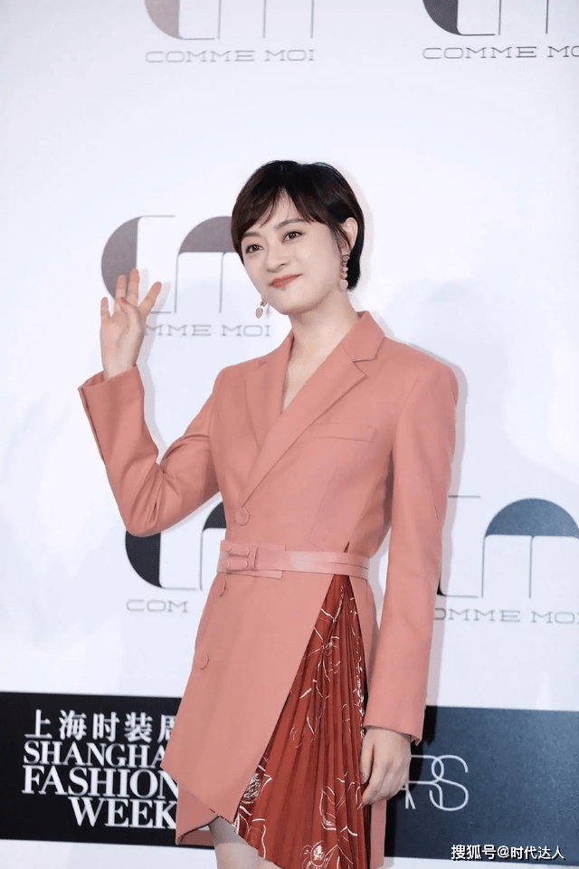 魅力 孙俪状态越来越好，穿裸粉色西装裙优雅高级，满满的大牌范