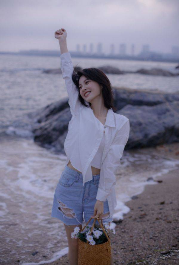 现拍海边氛围感写真,笑容温暖太治愈_毛林林