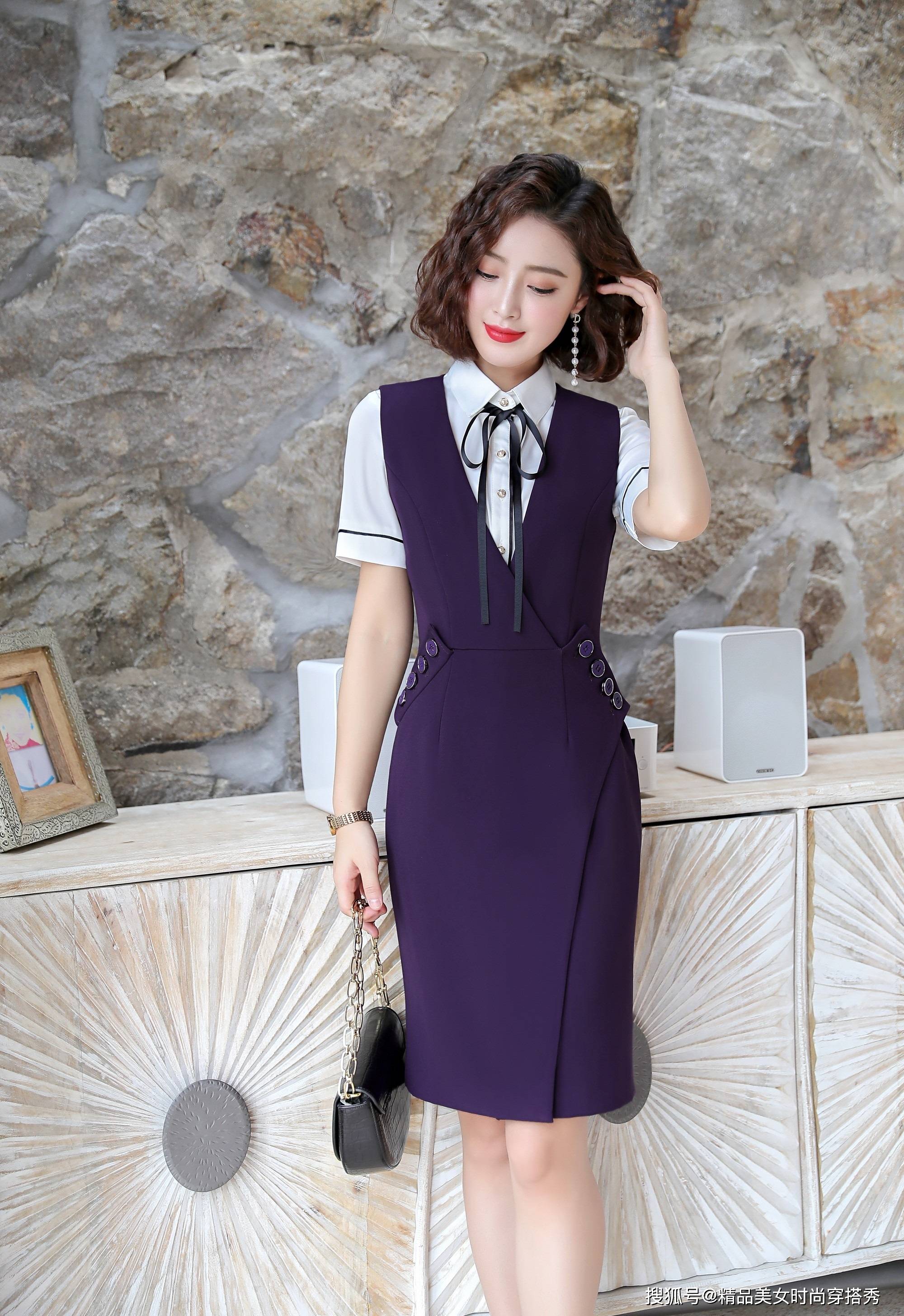 高跟鞋 白色的衬衫外搭紫色的马甲裙,脚上一双黑色的高跟鞋,优雅又时尚