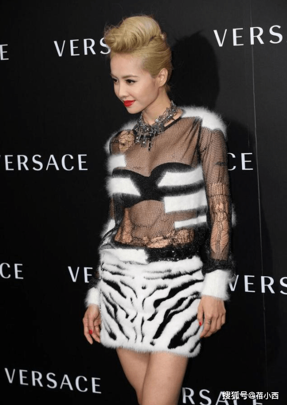 黑色 蔡依林尺度越来越大！穿斑马纹透视裙直接透出内衣，人红气场真大