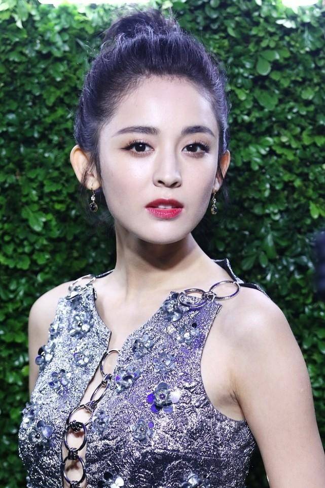 设计 古力娜扎的裙子挺个性，用圆环拼出了“倒T字”，曲线挺美的