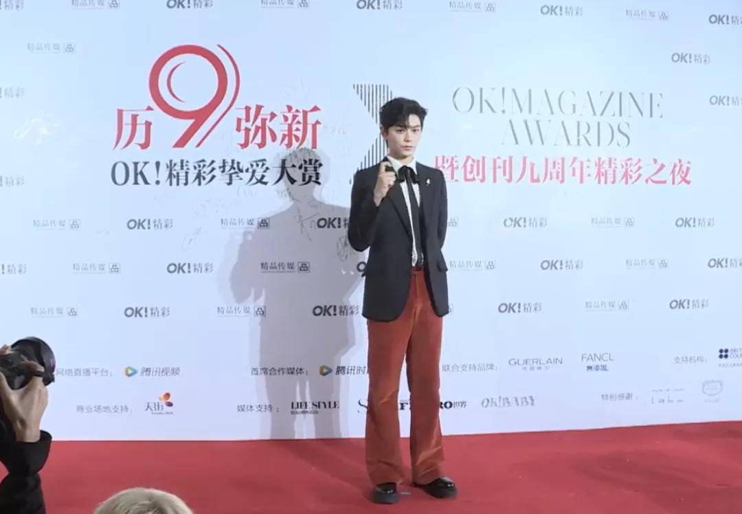 黄圣依 精彩之夜女星比美:邓萃雯宛若霸总,黄圣依颖儿高开衩长裙秀长腿