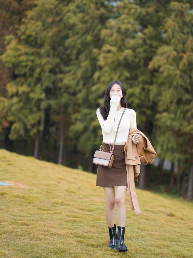 大衣 40+在秋冬该怎么穿?一件大衣搭配百褶裙高级洋气,又飒又美