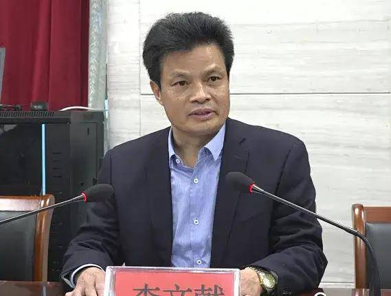 聂迪,马浩智,马超群,丁春婷四位同学分别向大家介绍了自己的基本情况