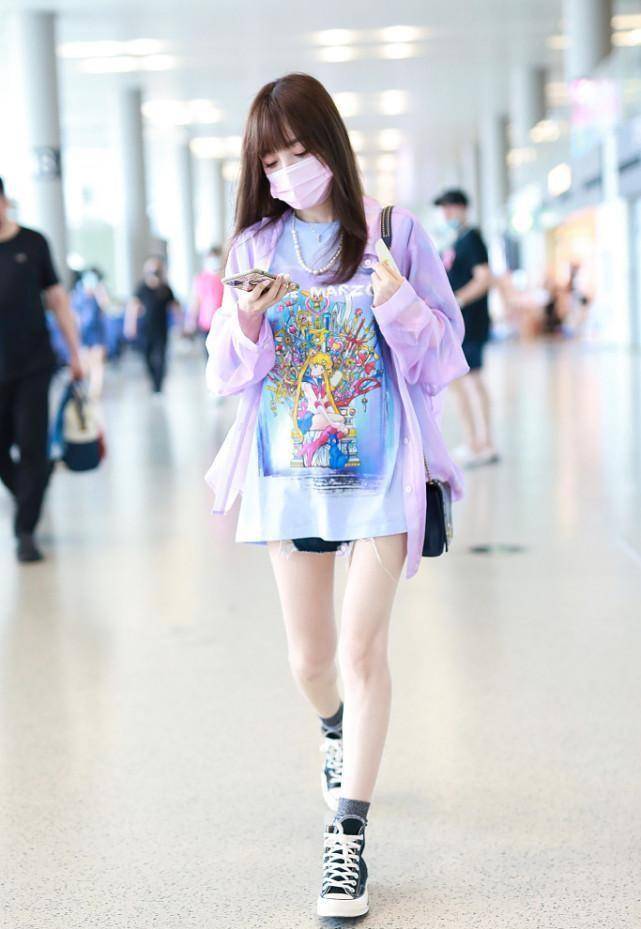 卫衣 李小璐和女儿同框，卫衣外套配印花裤，穿得清新显出少女气质
