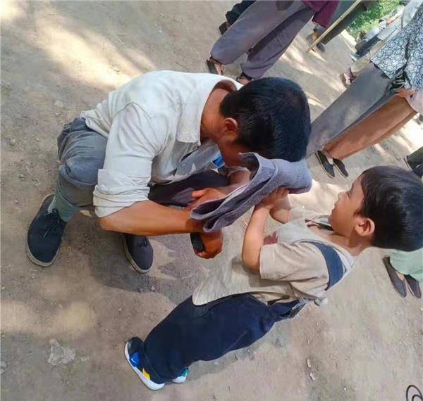 吴京小|《乘风》中的小演员是吴京小儿子，谢楠晒父子片场合影，温馨有爱