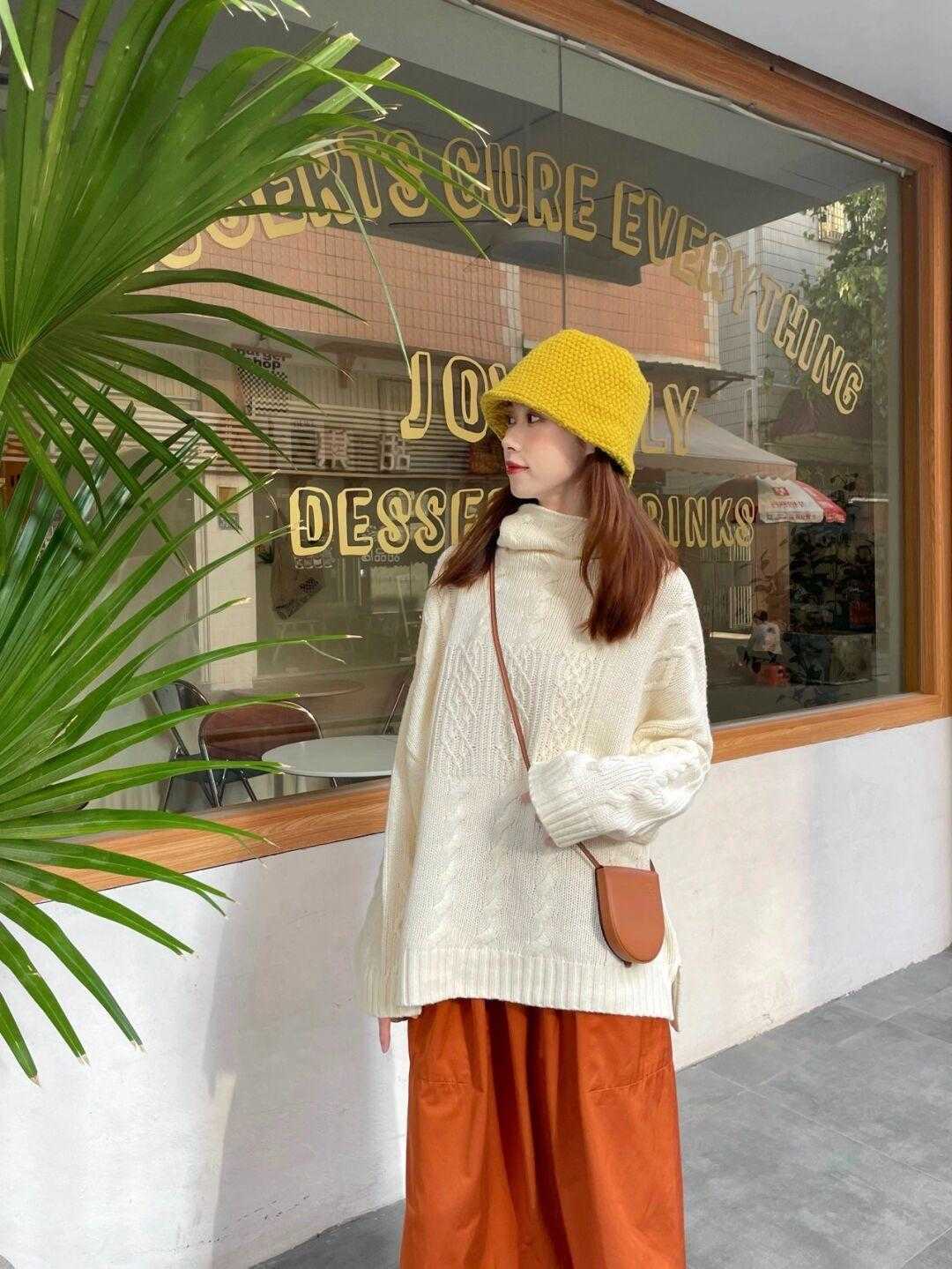 图片 秋冬季节，“高领毛衣”这样穿高级又洋气，保暖舒适不挑人