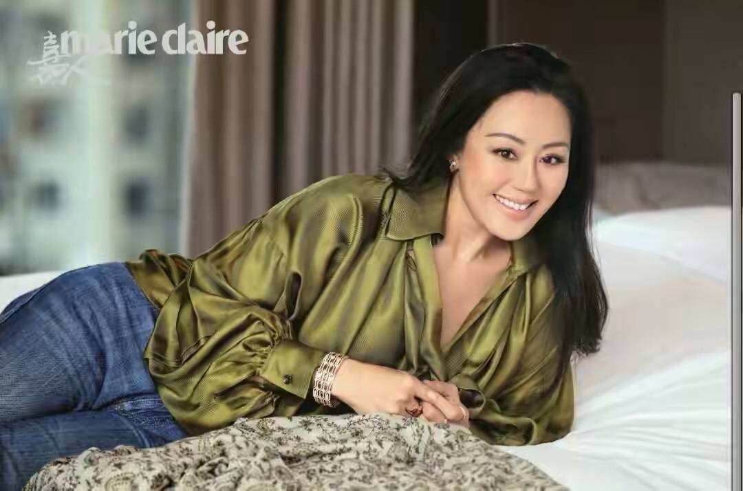 灯芯绒 58岁章小蕙好奢华!穿西装配半身裙看秀,俩鸽子蛋钻戒让人看羡慕