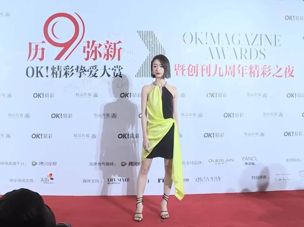 黄圣依 精彩之夜女星比美：邓萃雯宛若霸总，黄圣依颖儿高开衩长裙秀长腿