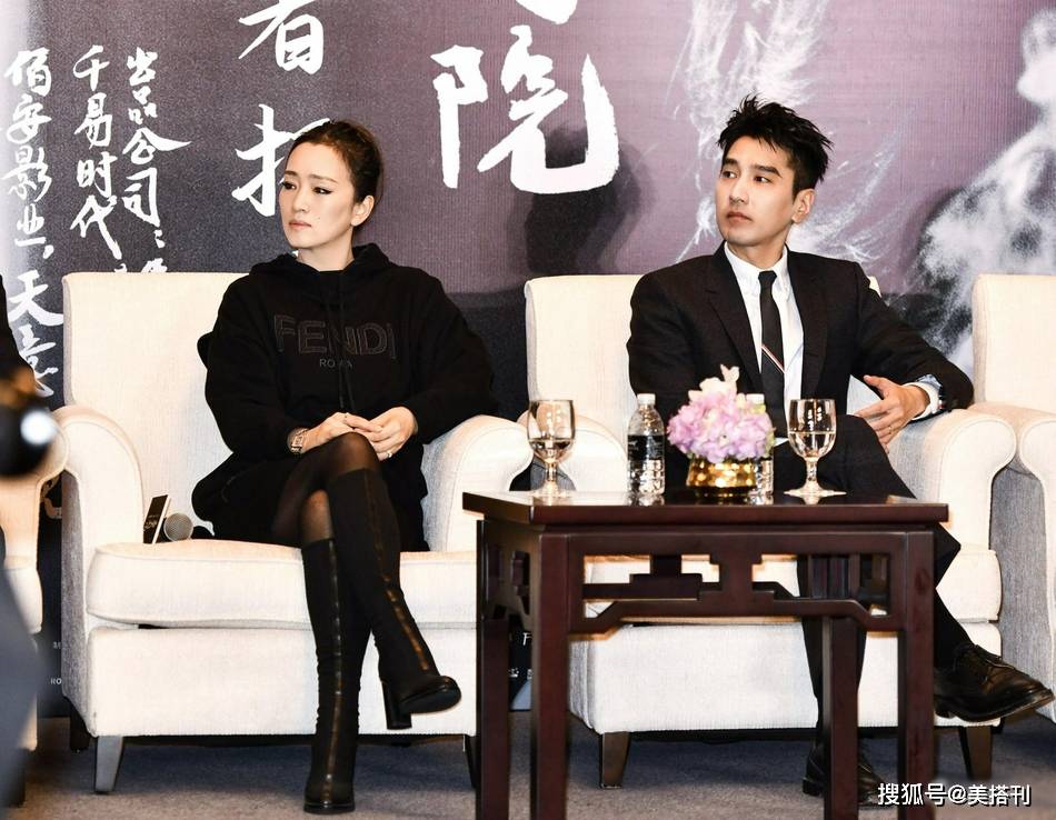 全黑 巩俐真敢穿！55岁卫衣配黑丝高筒靴，这造型一般人穿土气又媚俗