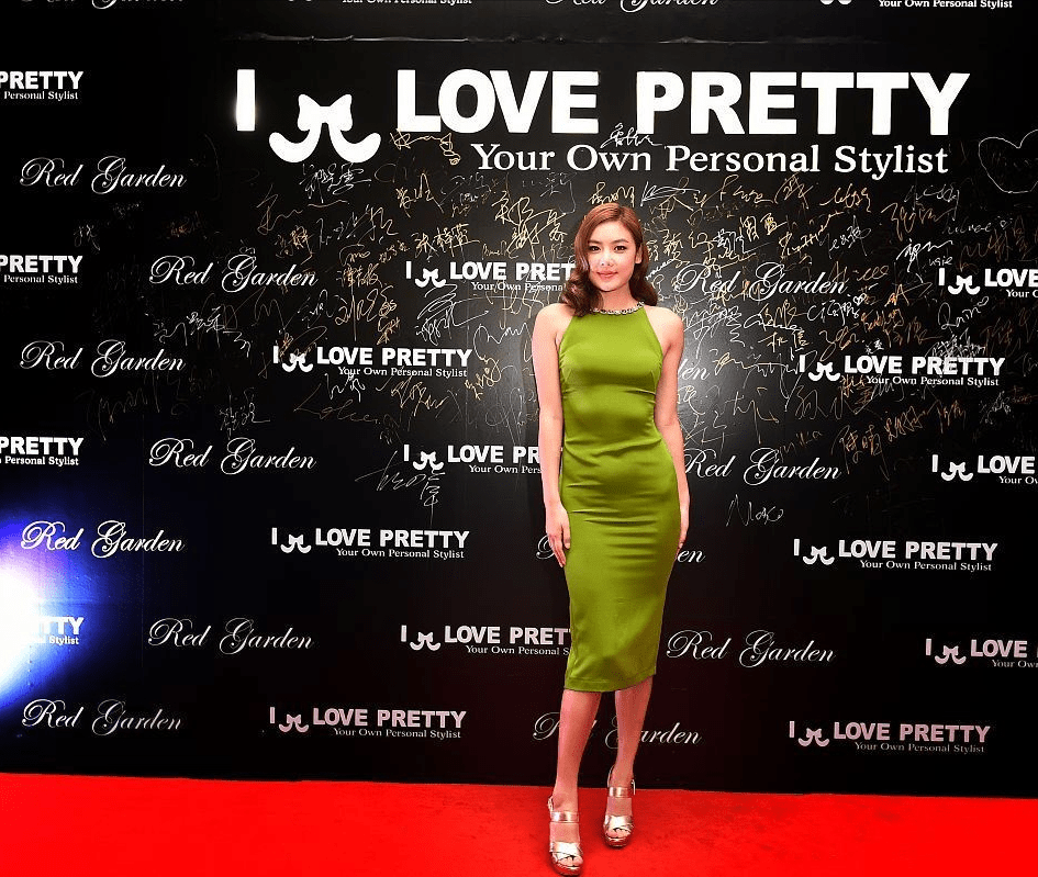 设计 乐基儿真符合欧美审美标准，身材看着有点壮，但穿露背裙挺撩人的