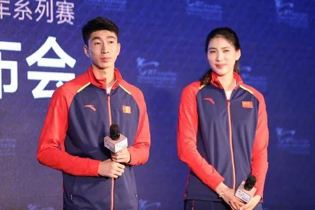 浪漫金牌情侣赵帅郑姝音凌晨4点看星星穿情侣装幸福像花儿一样